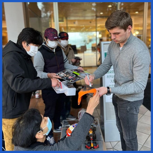 Max Verstappen ký tặng người hâm mộ tại một sự kiện ở Nhật Bản