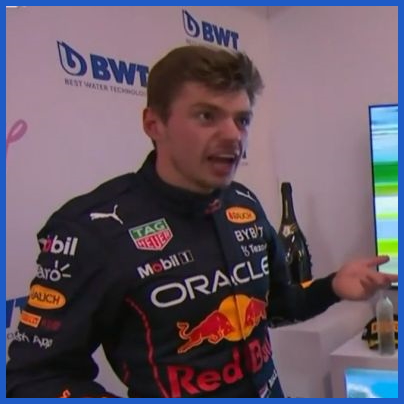 Phản ứng của Max Verstappen sau khi biết tin mình là nhà vô địch F1 2022 khi đang trong phòng giải lao chờ nhận podium GP Nhật Bản