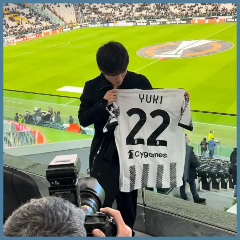 Yuki Tsunodađược Juventus tặng cho một chiếc áo kỷ niệm