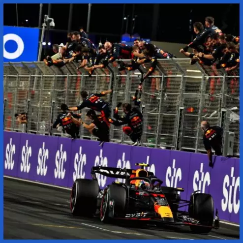 F1 sẽ không còn cảnh tượng trèo hàng rào đón tay đua như thế này