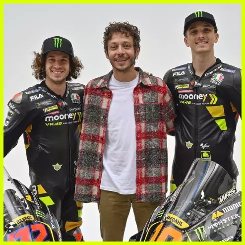 Valentino Rossi và 2 nhân viên trong buổi lễ xuất quân của đội VR46