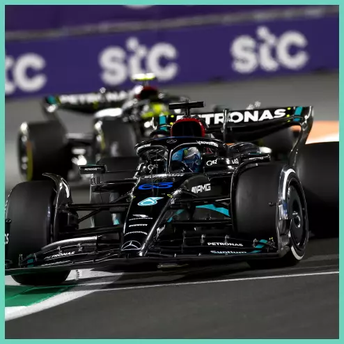 Hai tay đua Mercedes ở cuộc đua chính GP Ả Rập Saudi 2023