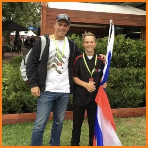 Năm 2015 Oscar Piastri hăng hái làm nhiệm vụ cầm cờ cho Daniil Kvyat