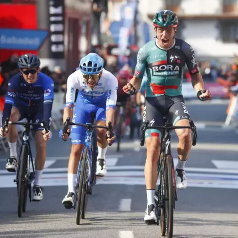 Ide Schelling ăn mừng thắng lợi chặng 2 Tour of the Basque 2023