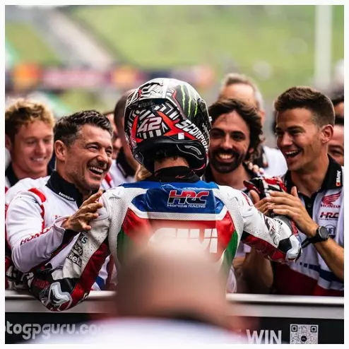 Alex Rins ăn mừng chiến thắng chặng đua MotoGP Americas 2023