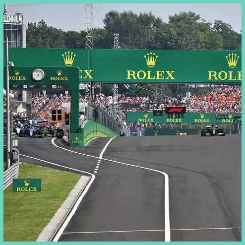 Pha xuất phát chỉ có mỗi một mình Lewis Hamilton ở chặng đua GP Hungary 2021, tất cả các tay đua còn lại đều vào pit thay lốp