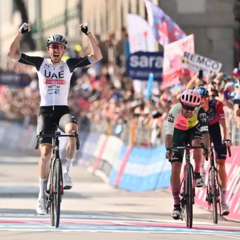 Ảnh: Brendon Mcnulty đánh bại Ben Healy ở chặng 15 Giro d'Italia 2023