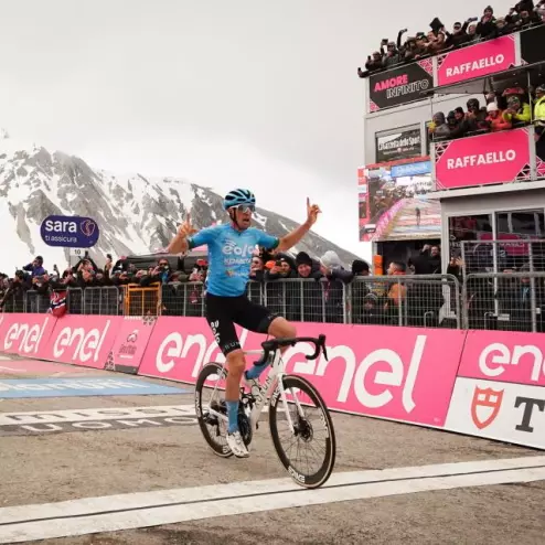 Chặng 7 Giro d’Italia 2023, Davide Bais chiến thắng tuyệt đối để giật chiếc áo xanh