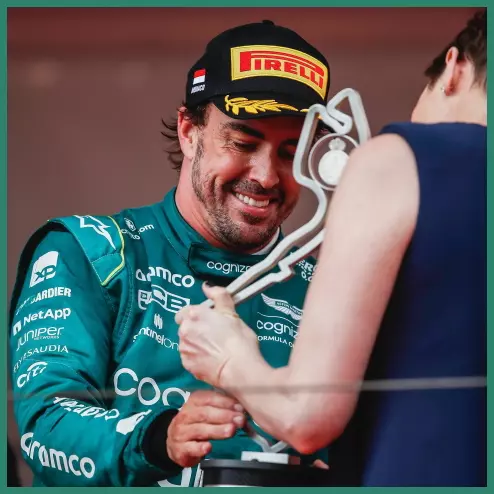 Ảnh: Fernando Alonso nhận cúp lưu niệm GP Monaco 2023
