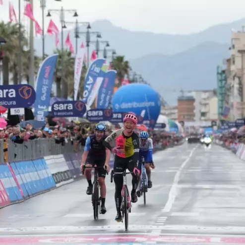 Ảnh: 3 cua rơ cán đích đầu tiên ở chặng 10 Giro d'Italia 2023