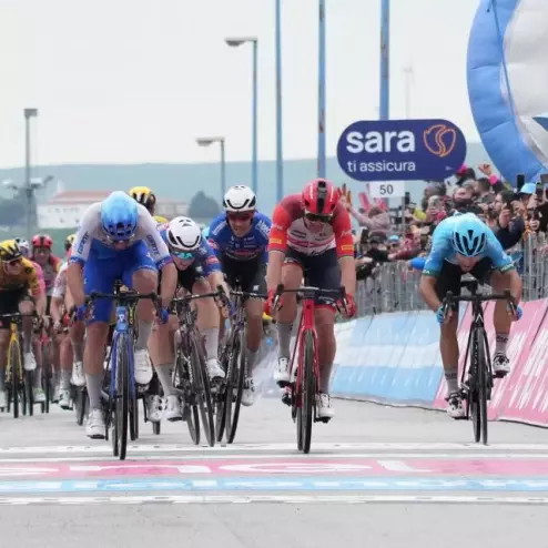 Những cua rơ cán đích đầu tiên ở chặng 3 Giro d'Italia 2023