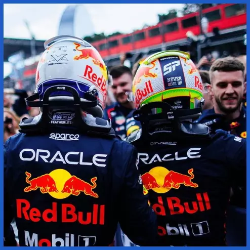 Hai tay đua của đội Red Bull là Max Verstappen và Sergio Perez đều sử dụng mũ bảo hiểm Schuberth