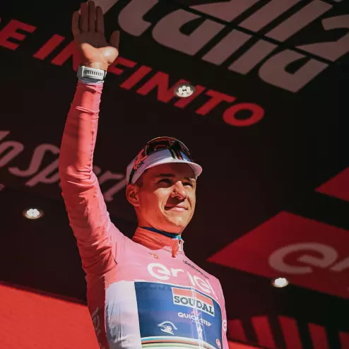 Remco Evenepoel đoạt chiếc áo hồng sau chặng 1 Giro d Italia 2023
