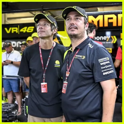 Ảnh: Valentino Rossi và Uccio Salucci trong năm 2023