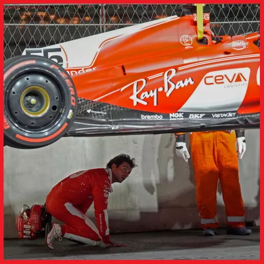 Ảnh: Carlos Sainz kiểm tra hư hại của chiếc xe Ferrari sau khi bị sụp ổ gà Las Vegas
