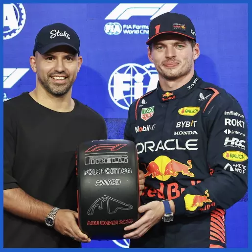 Ảnh: Max Verstappen nhận quà lưu niệm từ cựu danh thủ bóng đá Sergio Aguero