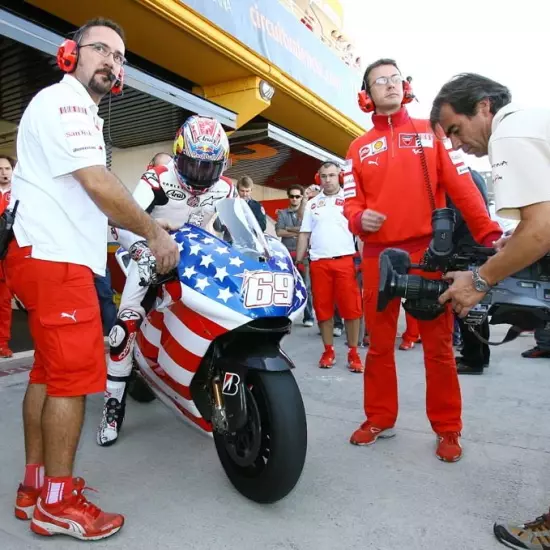 Ảnh: Nicky Hayden test xe Ducati hồi năm 2008