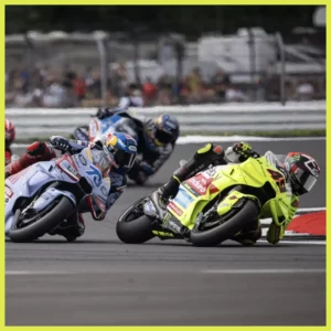 Ảnh: Fabio di Giannantonio đấu với Alex Marquez ở cuộc đua Sprint race MotoGP Anh 2024