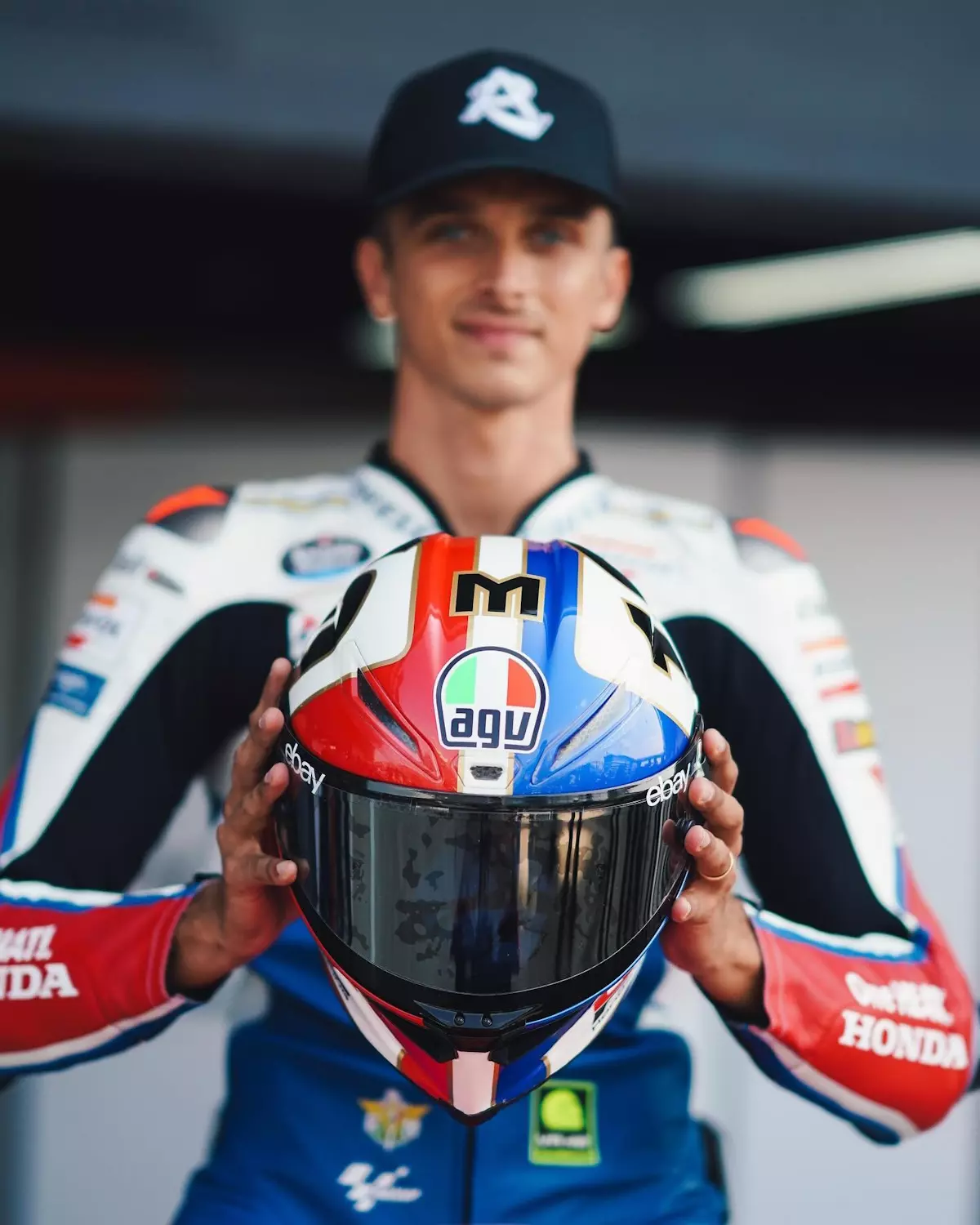 Ảnh: Chiếc mũ bảo hiểm AGV của Luca Marini ở chặng đua MotoGP Anh 2024 (1)