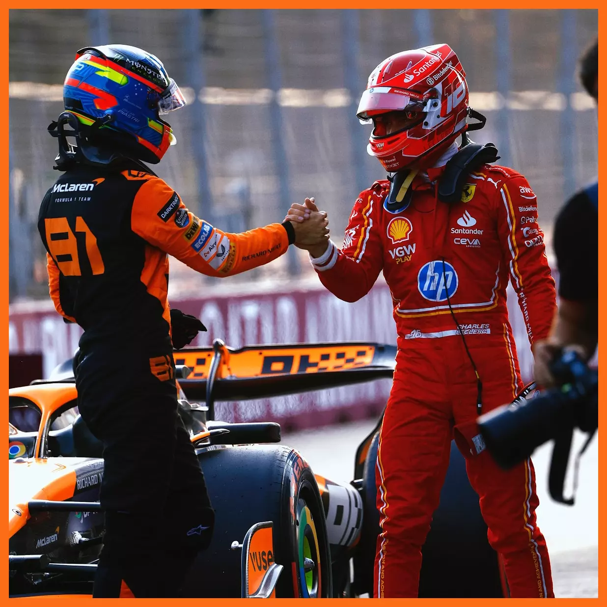 Ảnh: Oscar Piastri (trái) và đối thủ Charles Leclerc