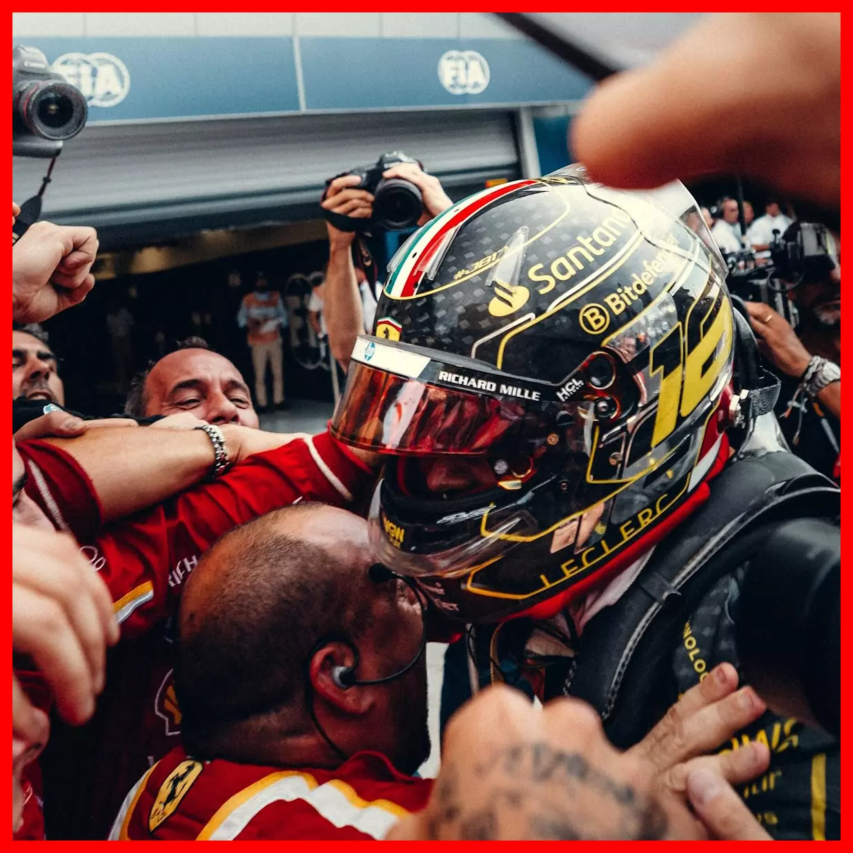 Ảnh: Charles Leclerc ăn mừng chiến thắng với đội đua Ferrari