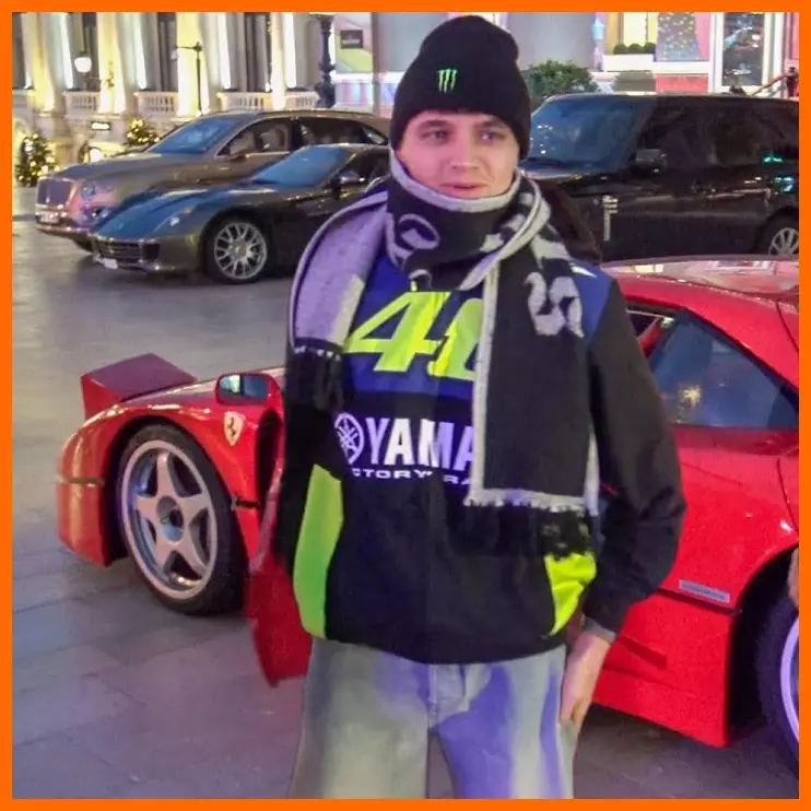 Lando Norris mặc áo Yamaha VR46 lái xe Ferrari F40 đi shopping ở Monaco