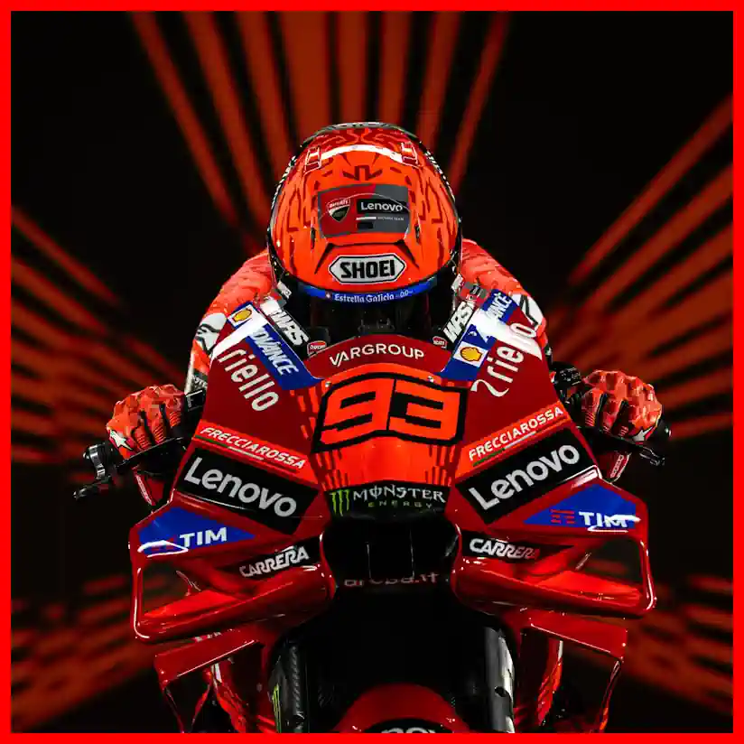 Marc Marquez và chiếc mũ bảo hiểm Shoei ở buổi lễ ra mắt xe Ducati GP25