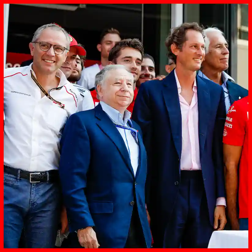 Jean Todt chụp ảnh với đội đua Ferrari khi còn làm chủ tịch FIA