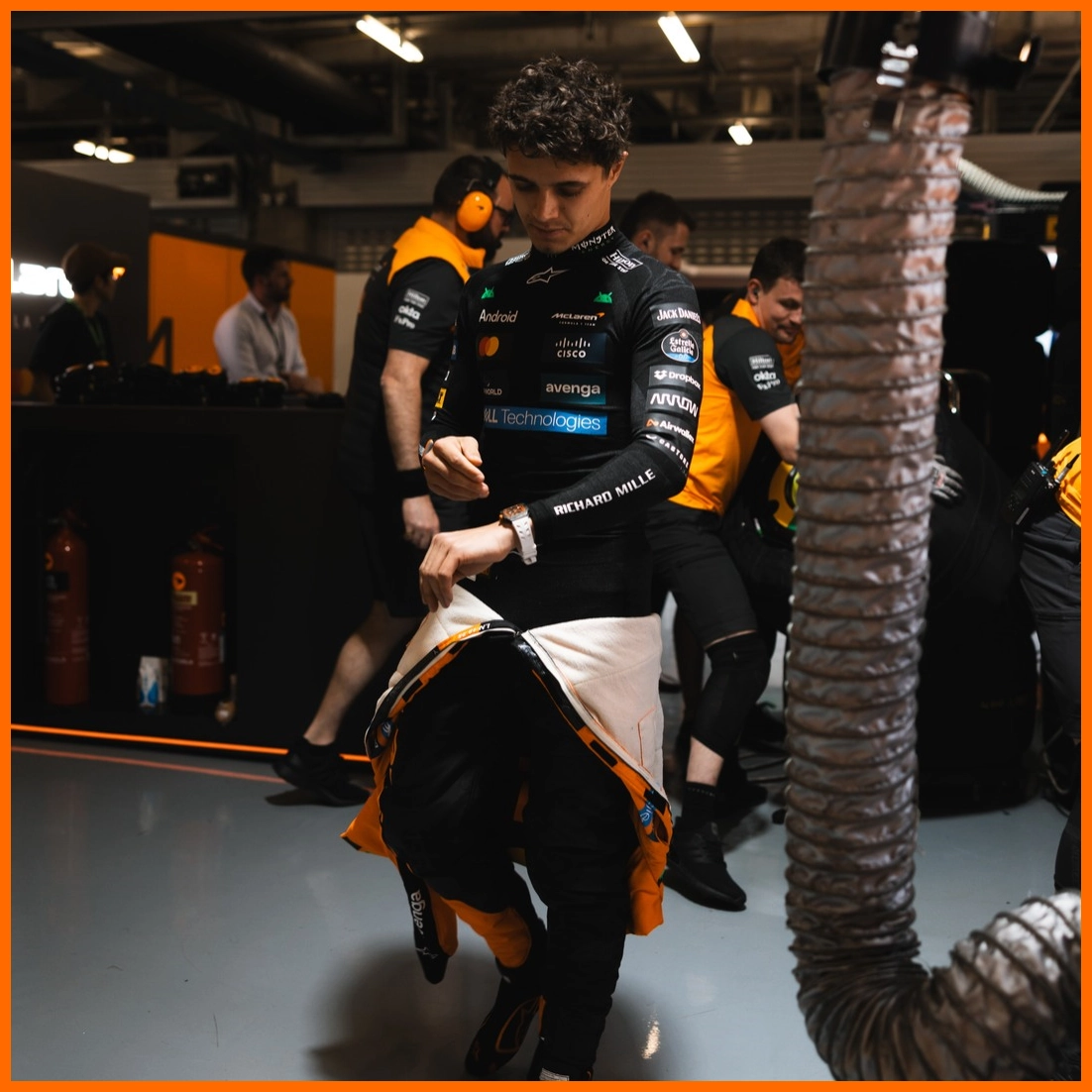 Lando Norris đội đua Mclaren sau cuộc đua phân hạng nước rút GP Trung Quốc 2025