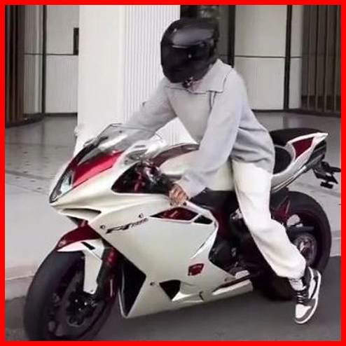 Lewis Hamilton lái chiếc xe MV Agusta đến thăm nhà sếp cũ ở Monaco