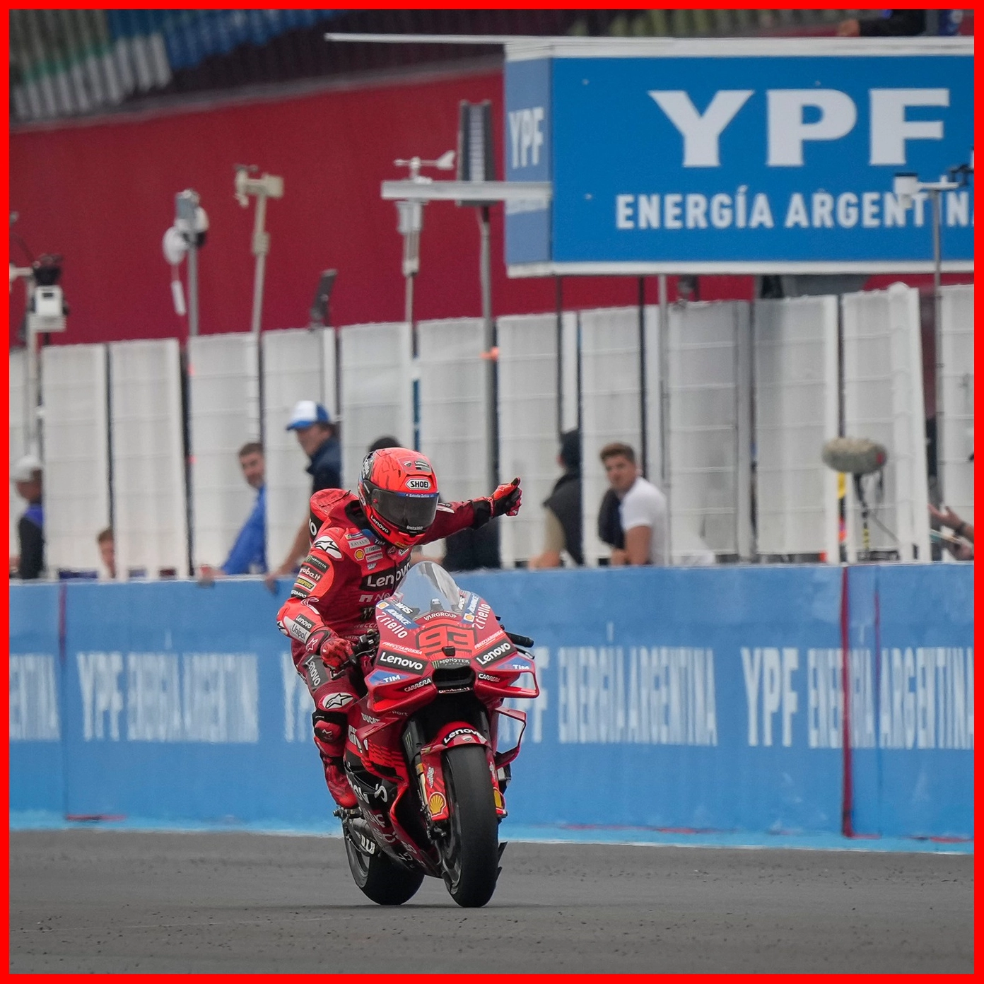 Marc Marquez đội đua Ducati chiến thắng cuộc đua nước rút MotoGP Argentina 2025