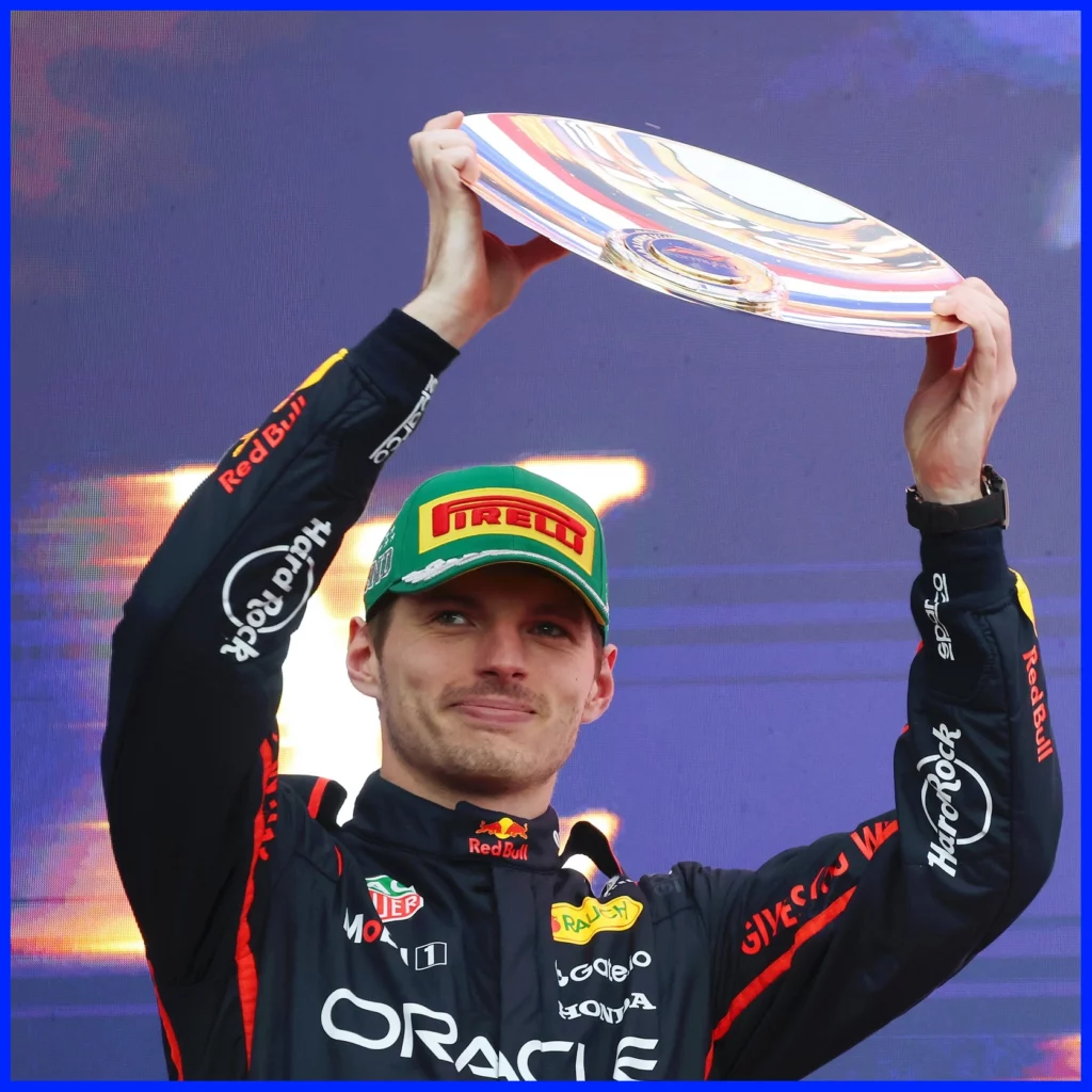 Max Verstappen nhận cúp lưu niệm GP Úc 2025