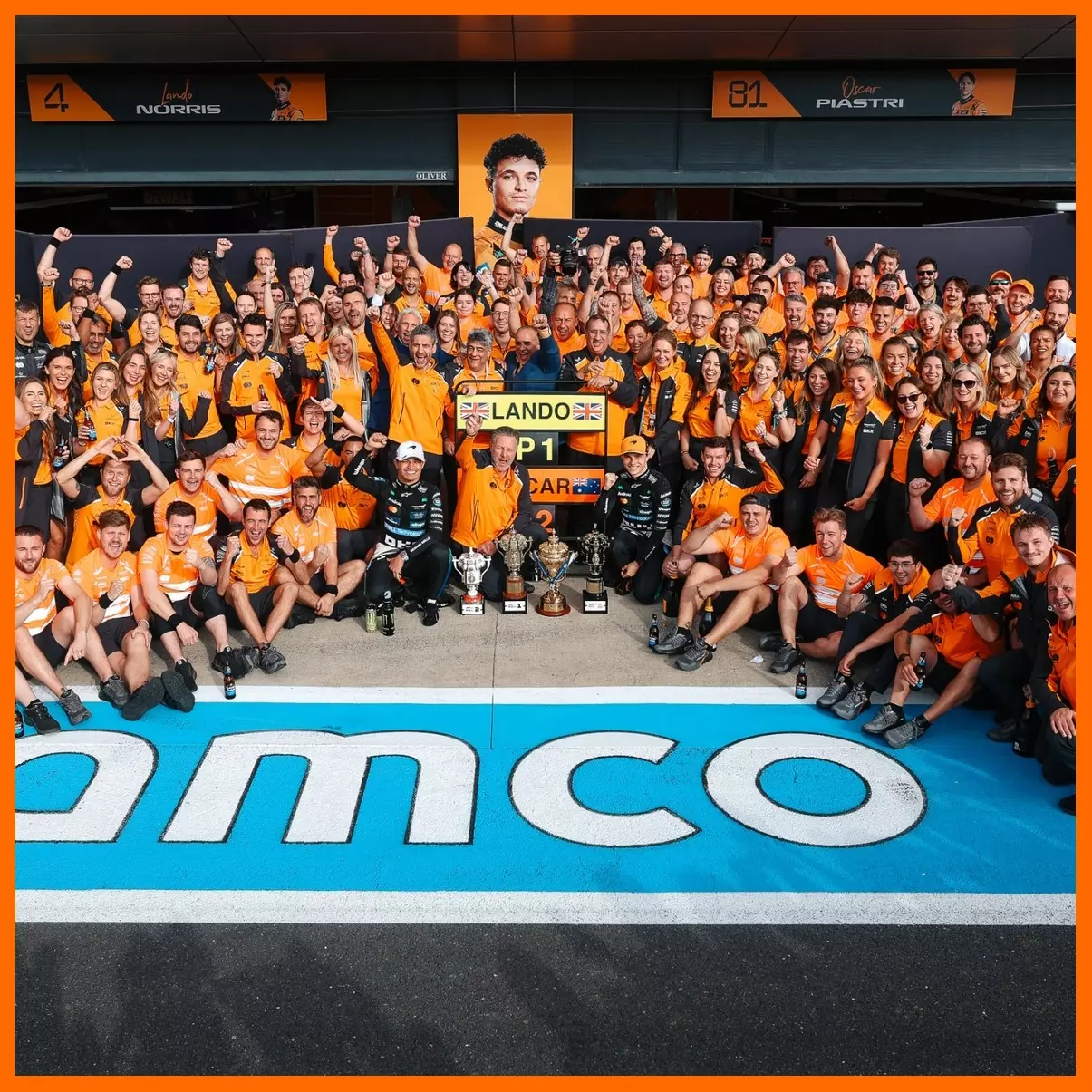 Đội đua Mclaren ăn mừng chiến thắng GP Anh 2025 của Lando Norris Đội đua Mclaren ăn mừng chiến thắng GP Anh 2025 của Lando Norris