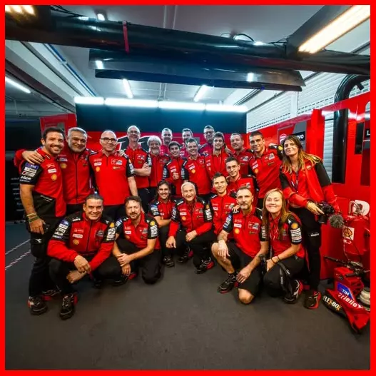 Marc Marquez chụp ảnh kỷ niệm trong garage đội đua Ducati Corse ở trường đua Ricardo Tormo 2025