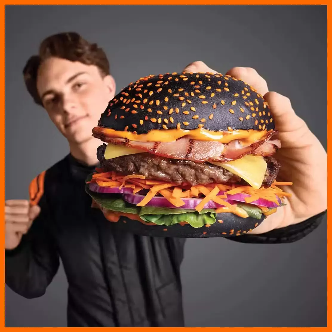 Hình ảnh Oscar Piastri quảng cáo bánh hamburger Grill'd