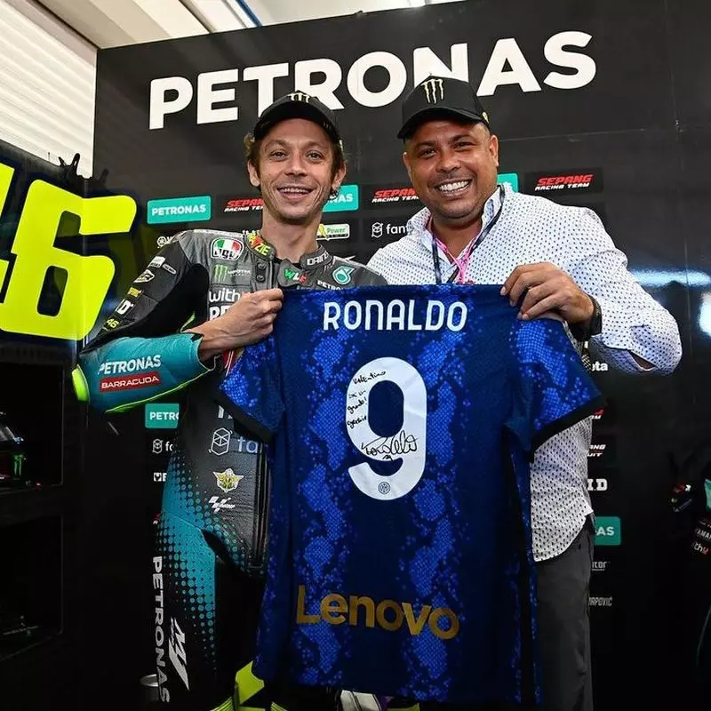 Valentino Rossi gặp Ronaldo de Lima ở chặng đua MotoGP Valencia 2021