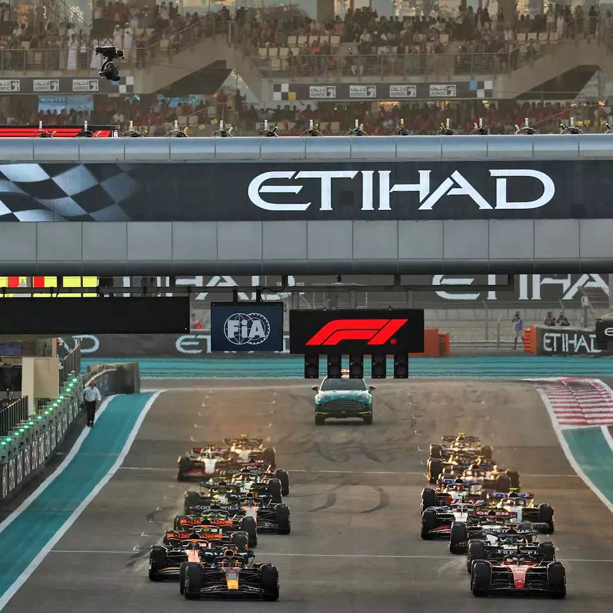Chặng đua xe F1 GP Abu Dhabi ở trường đua Yas Marina