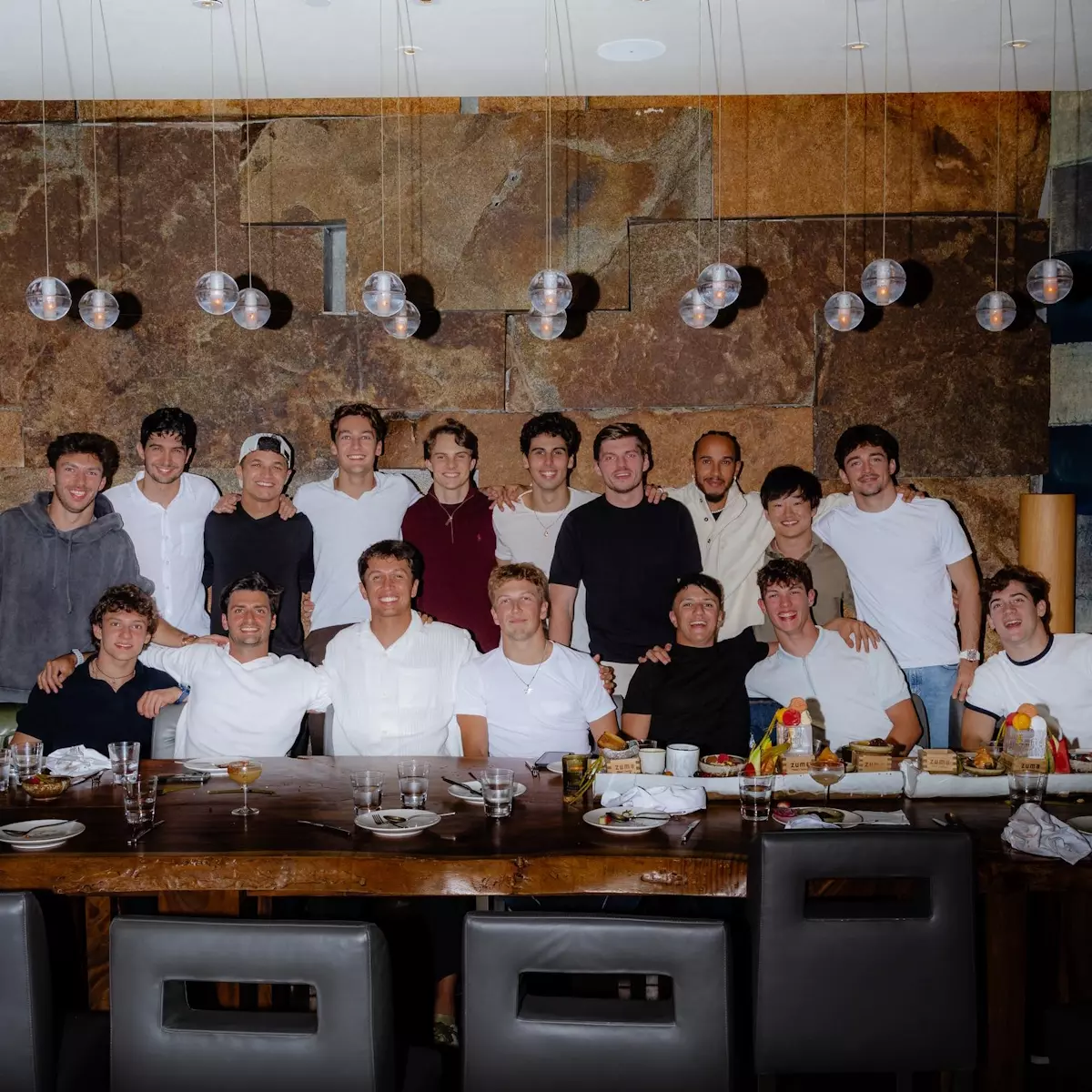 Các tay đua F1 2025 chụp ảnh lưu niệm ở bữa ăn tối trước chặng đua cuối cùng của mùa giải F1 2025